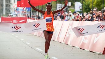 Ruth Chepngetich gewinnt den Chicago-Marathon 2021.