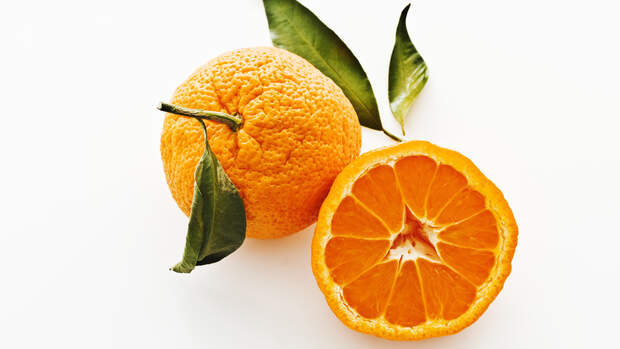 Satsuma-Mandarinen mit Blättern