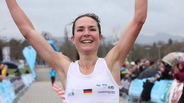 Sonja von Opel als Siegerin des Freiburg-Marathons 2010