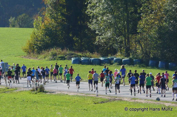 Teams in Bewegung beim Firmenlauf in Bayrischzell
