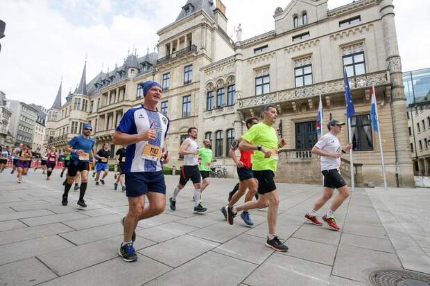 Teilnehmer des Urban Trail Luxembourg passieren den Großherzoglichen Palast.