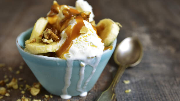 Vanilla ice cream with walnuts,banana and caramel.