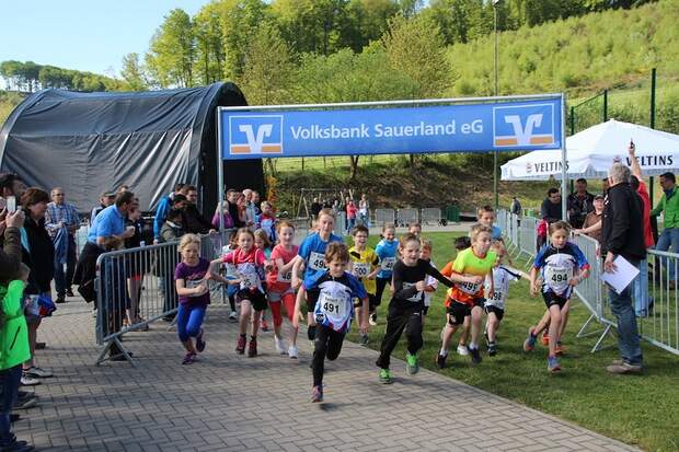 Volkslauf um den Allendorfer Bahnhof: Start zum Kinderlauf über 800 Meter
