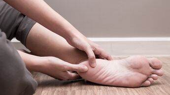 Wenn die Fußsohle schmerzt, kann es eine Als Plantarfasciitis sein. 