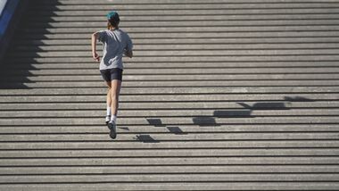 Wer Treppen hochläuft, kräftigt seine Beinmuskulatur stärker als beim Laufen im Flachen. 