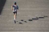 Wer Treppen hochläuft, kräftigt seine Beinmuskulatur stärker als beim Laufen im Flachen. 