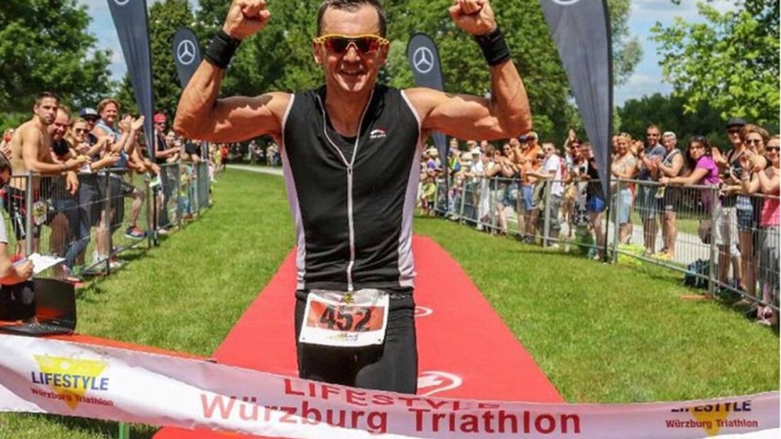 Würzburg-Triathlon: Thomas Hellriegel beim Zieleinlauf