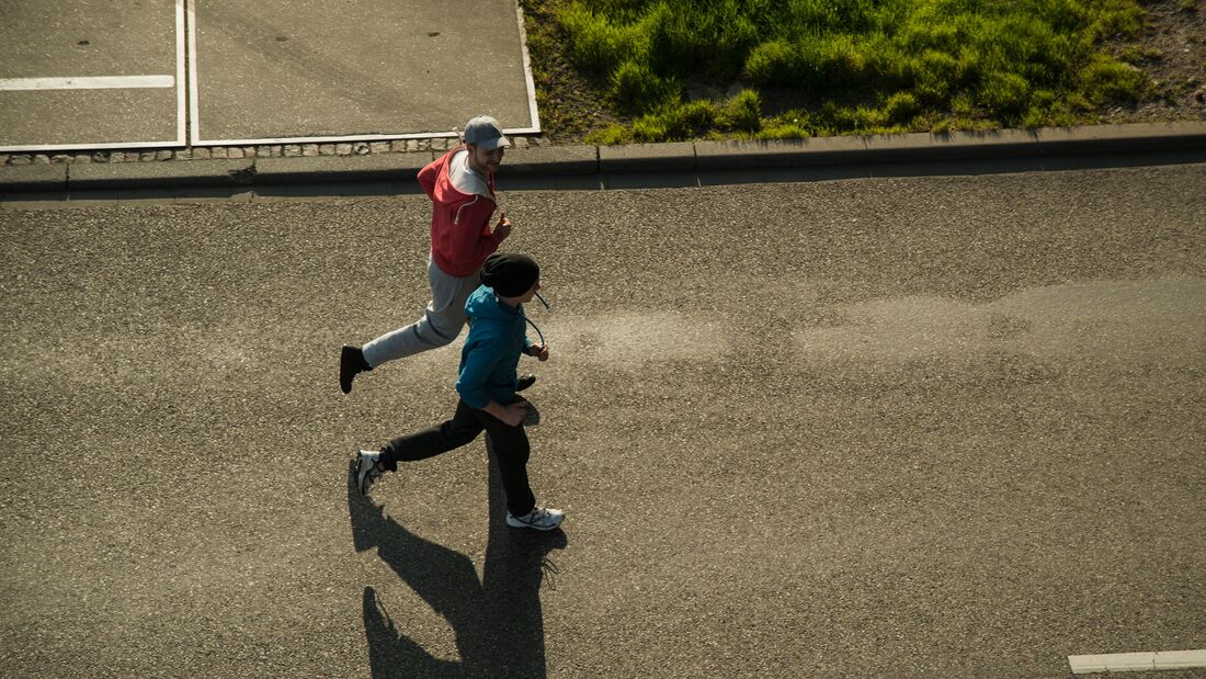 Zwei Läufer laufen auf einer Straße