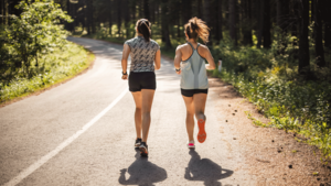 Zwei Läuferinnen beim Training im Sommer.