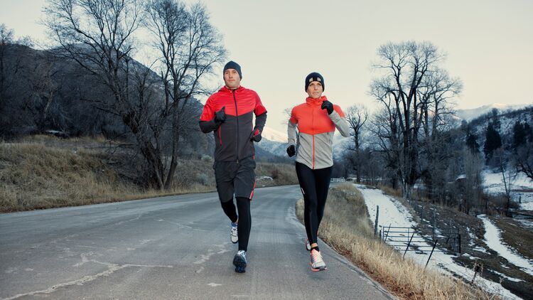 Zwei ambitionierte LäuferInnen beim Lauftraining im Winter, Trainingsplan Halbmarathon unter 1:20 Stunden
