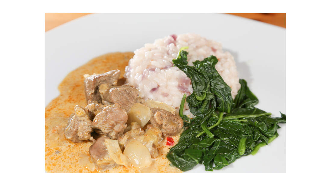 Lammcurry mit Spinat und Risotto