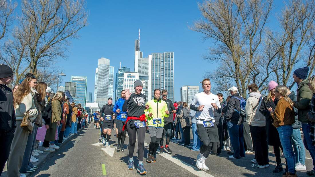 在法蘭克福慶祝的10,000名跑步者