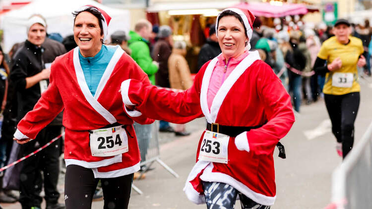 Zieleinlauf mitten auf dem Weihnachtsmarkt