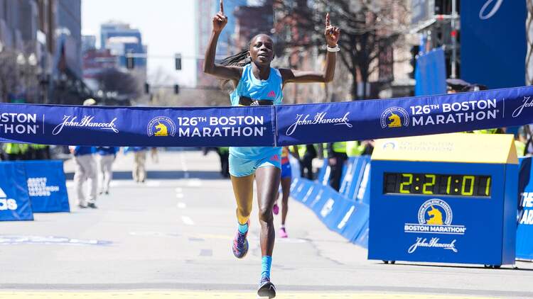 Peres Jepchirchir triumphiert auch in Boston