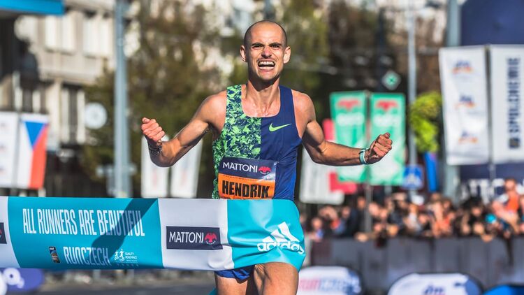Hendrik Pfeiffer gewinnt Halbmarathon in Usti