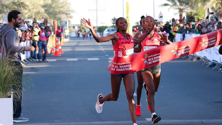 Teferi vor Hassan beim Halbmarathon in Valencia