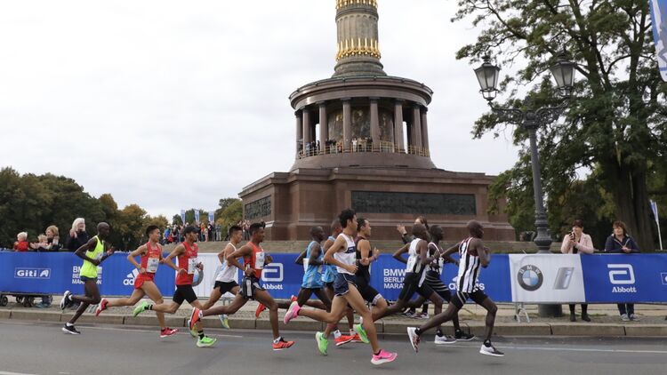 Staffeln jagen Marathon-Weltrekord an der Siegessäule